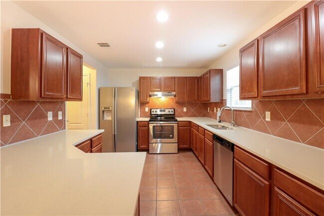 Building Photo - Beautiful 2-Level 3 BR / 2.5 BA Home for R...