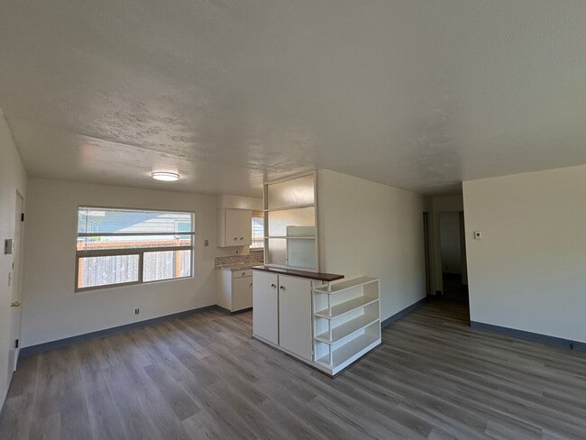 Building Photo - 2 Bedroom Near Harlow