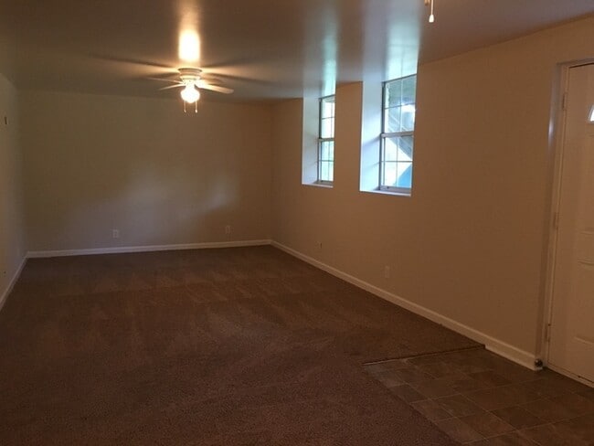Building Photo - 4 Bedroom 2 bath home off Bell Rd Available !