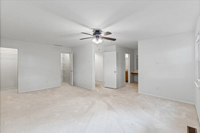 Building Photo - 100 Greensward Ln