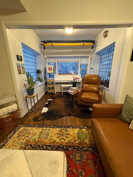 Building Photo - 4211 N Oakley Ave