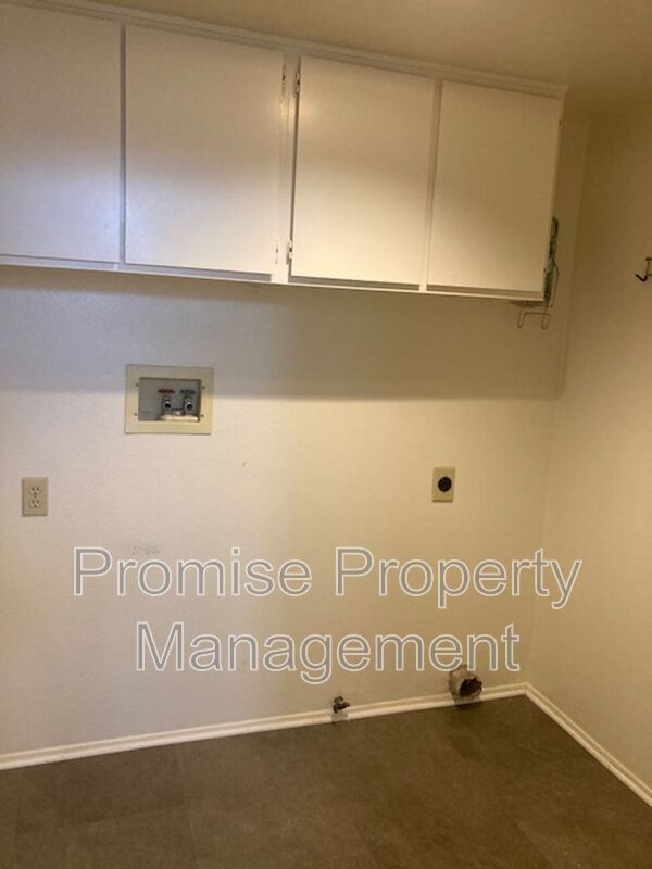 Building Photo - 1744 Calle Platico