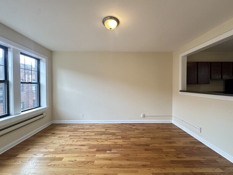 Building Photo - 4426 N Wolcott Ave