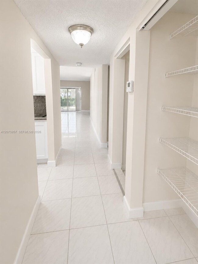 Building Photo - 3591 Inverrary Dr
