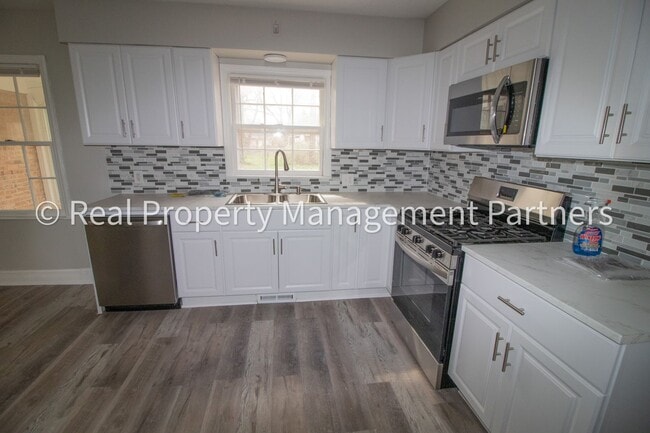 Building Photo - Rooms for Rent in a 6-Bedroom Home