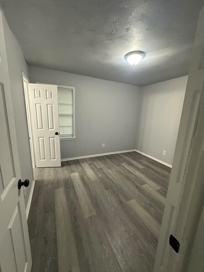 Building Photo - 400 Greenhill Way SW