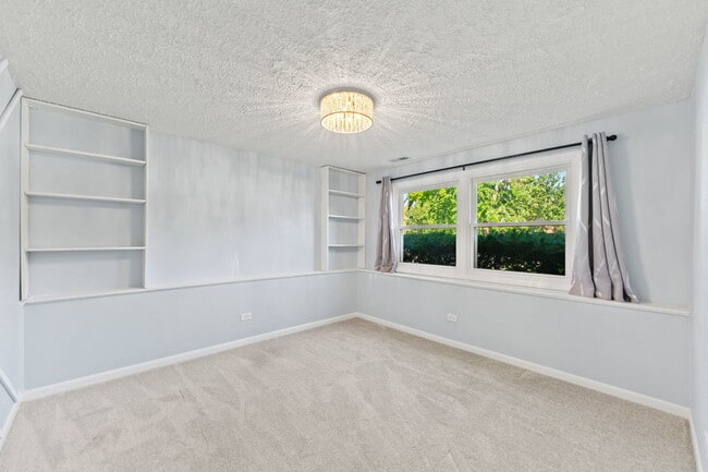 Building Photo - 147 Majestic Dr