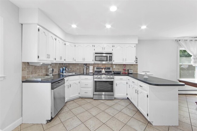 Building Photo - 1498 Kew Ave