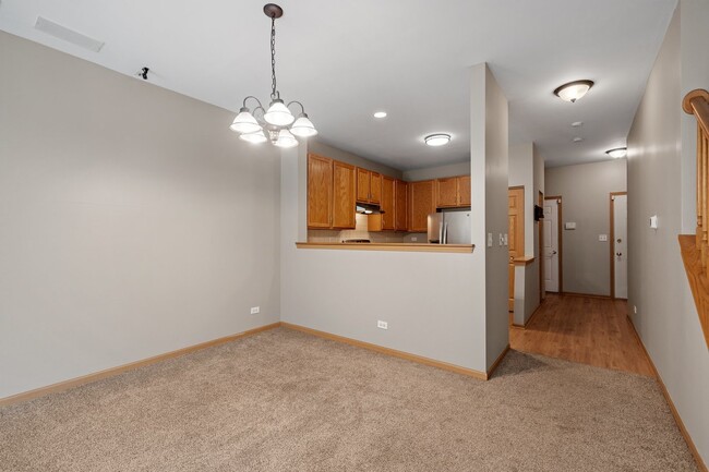 Building Photo - 2442 Oneida Ln