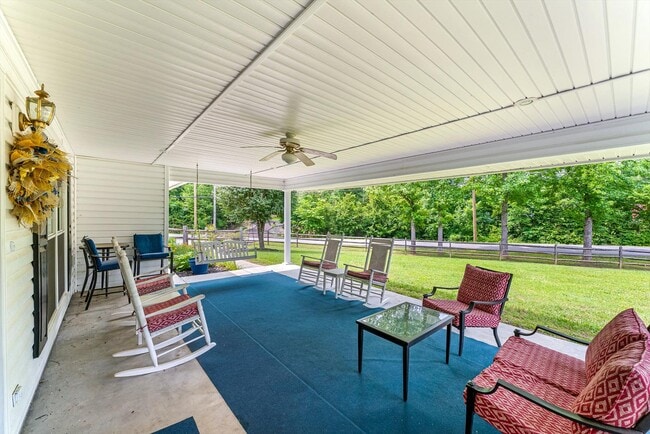 Building Photo - 519 Country Oaks Dr