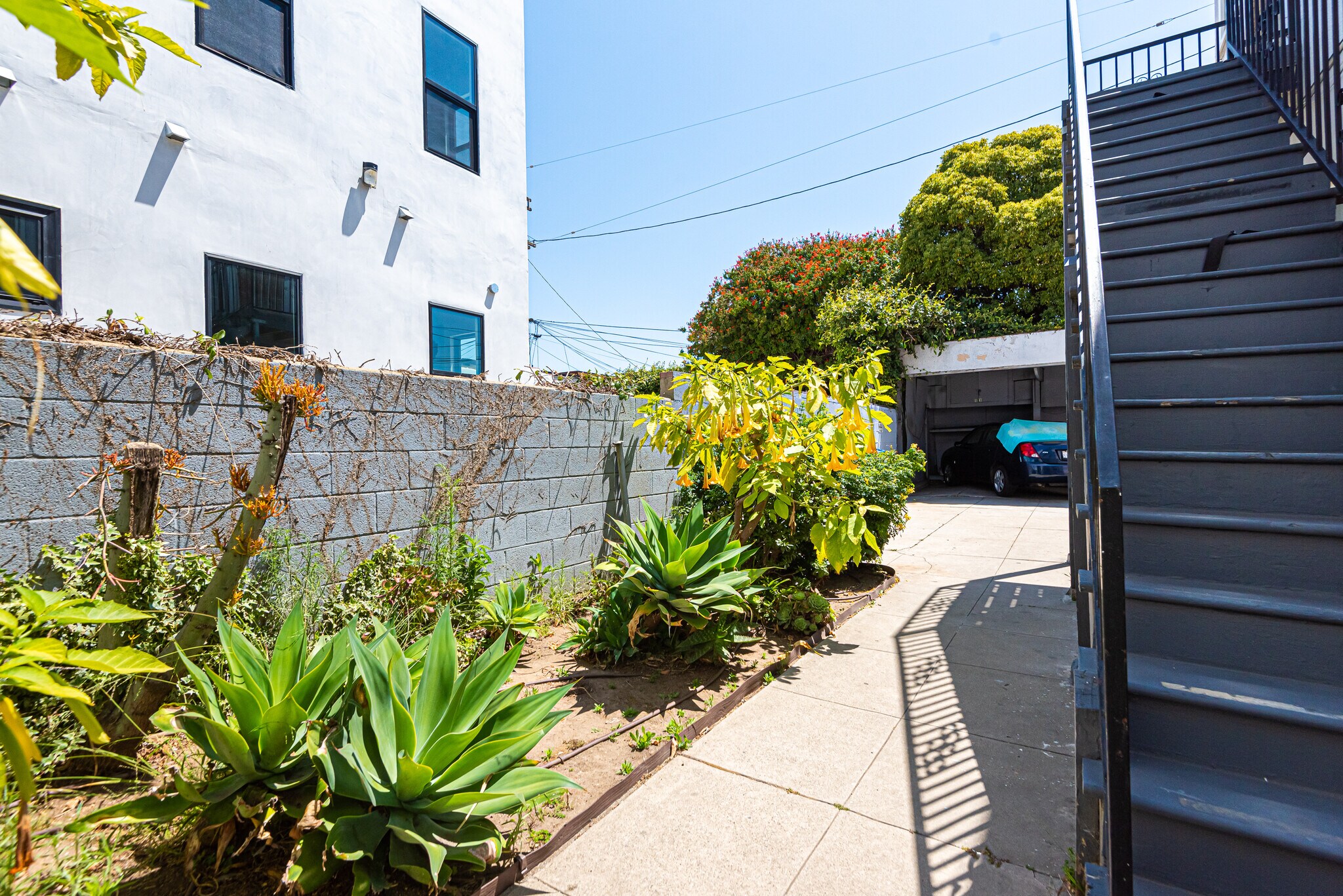 Building Photo - 4915 San Vicente Blvd