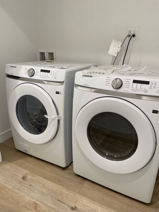 Building Photo - REST OF NOVEMBER FREE! Spacious 4 Bedroom ...