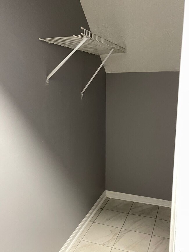 Building Photo - Split Foyer