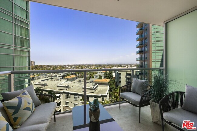 Building Photo - 13700 Marina Pointe Dr