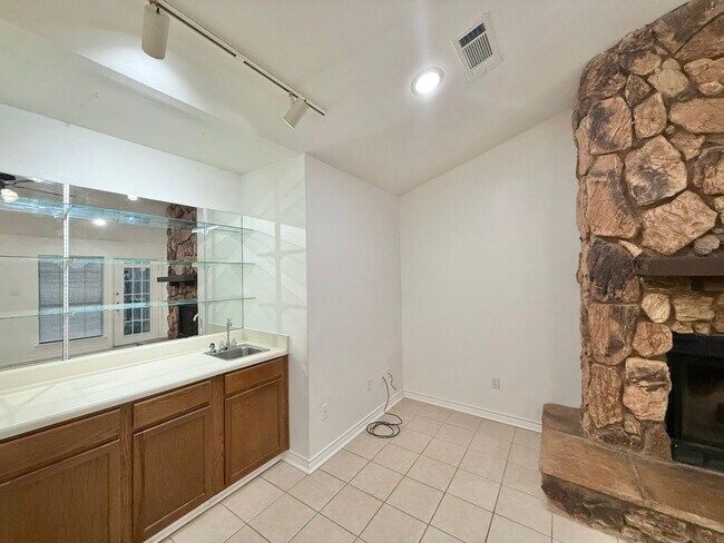 Building Photo - Available Now! 2 Bedroom 2 BathTownhome!