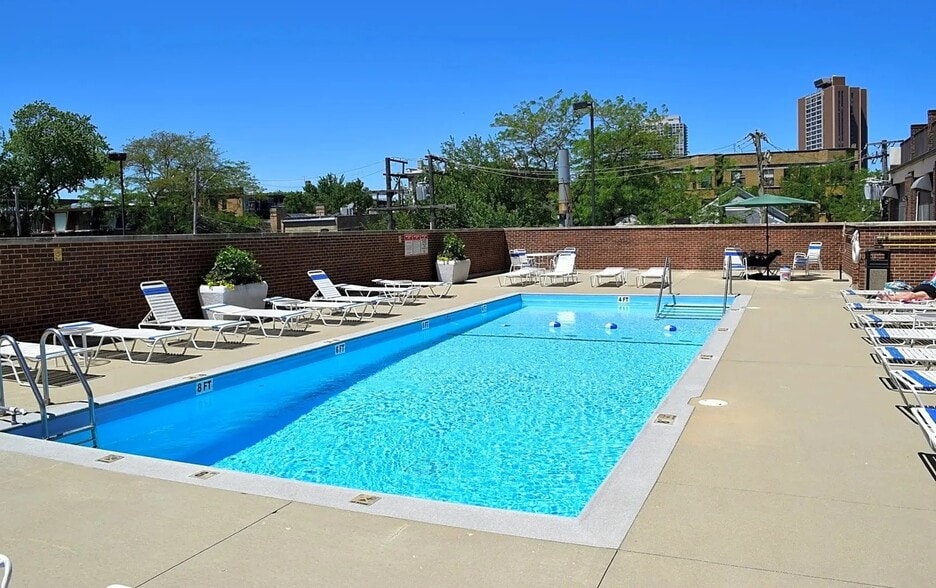 Pool - 1636 N Wells St