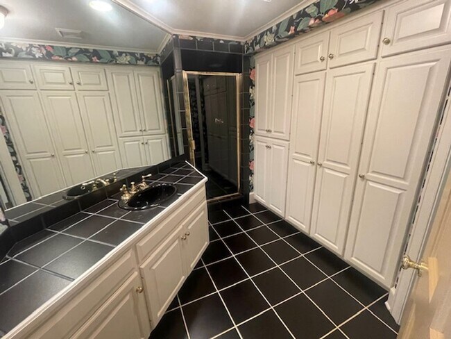 Building Photo - Private location overlooking Smiths Bay *2Bed*3bath