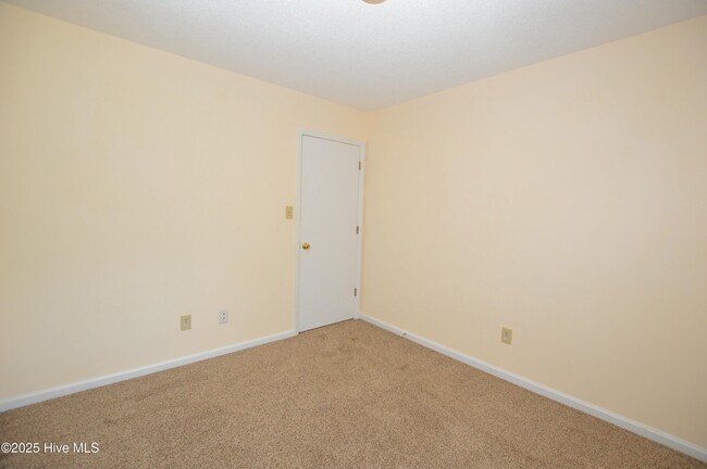 Building Photo - 260 S Creek Dr