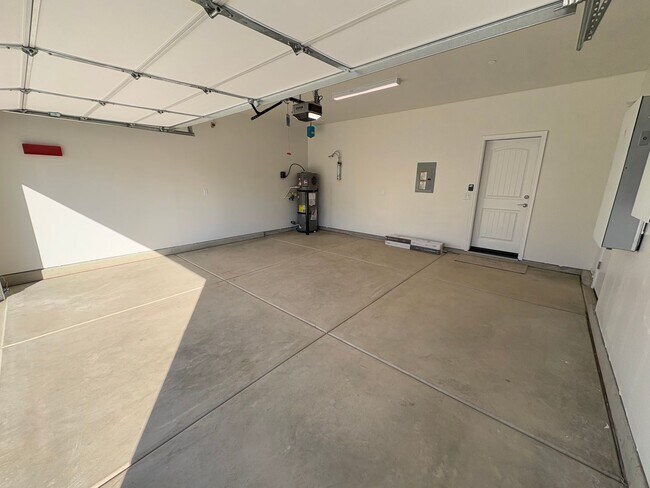 Building Photo - Newly built Woodside home located in Huckl...