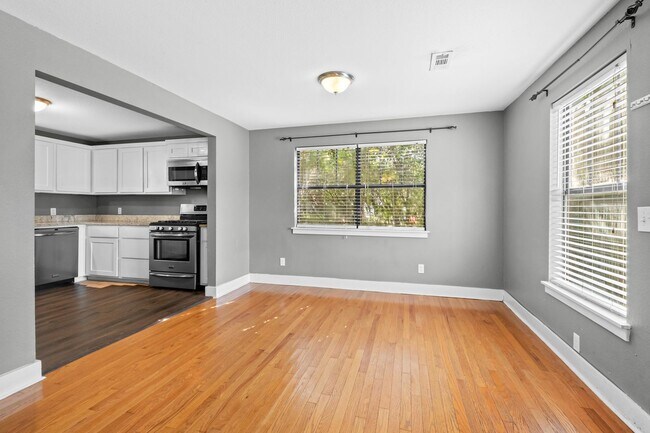 Building Photo - Beautiful home located in the heart of Fayetteville