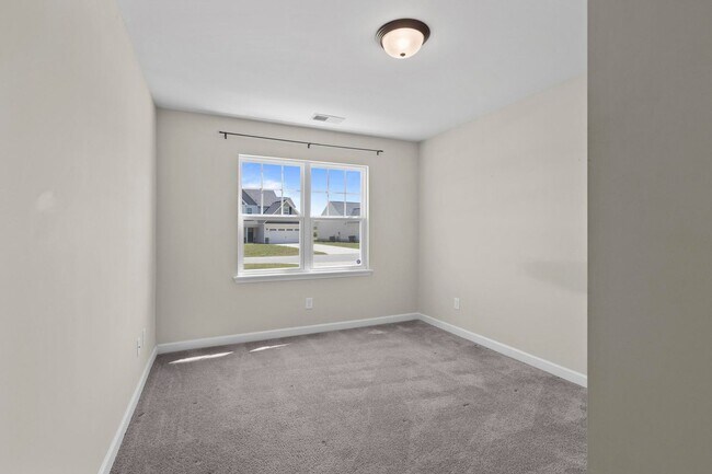 Building Photo - 3 bedroom with BONUS room in community pool neighborhood!