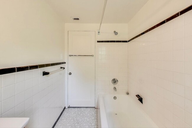 Building Photo - Convenient and Stylish 2-bedroom close to ...