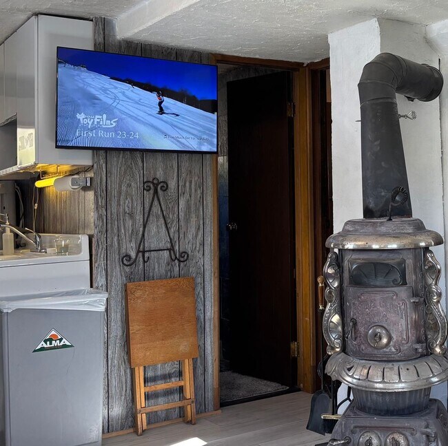 Building Photo - 20 Minutes to Breckenridge! Wood burning f...
