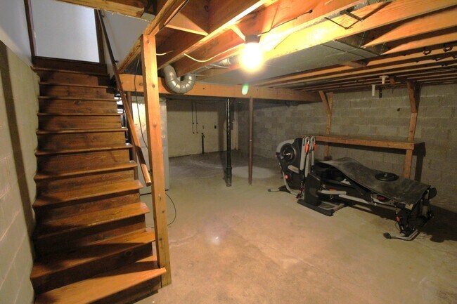 Building Photo - 1800 Quarry Ridge Dr