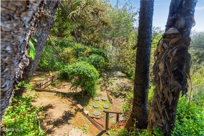 Building Photo - Must see this luxurious short-term, furnished, 3 bedroom + 3 bathroom rental home