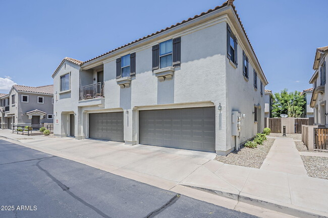 Building Photo - 3022 E Donner Dr