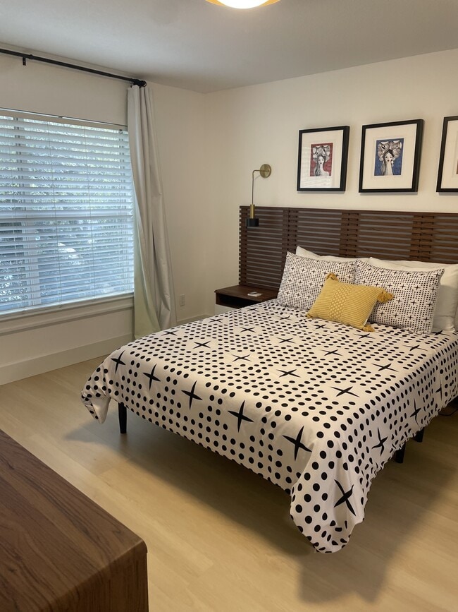 Building Photo - 204 16th St