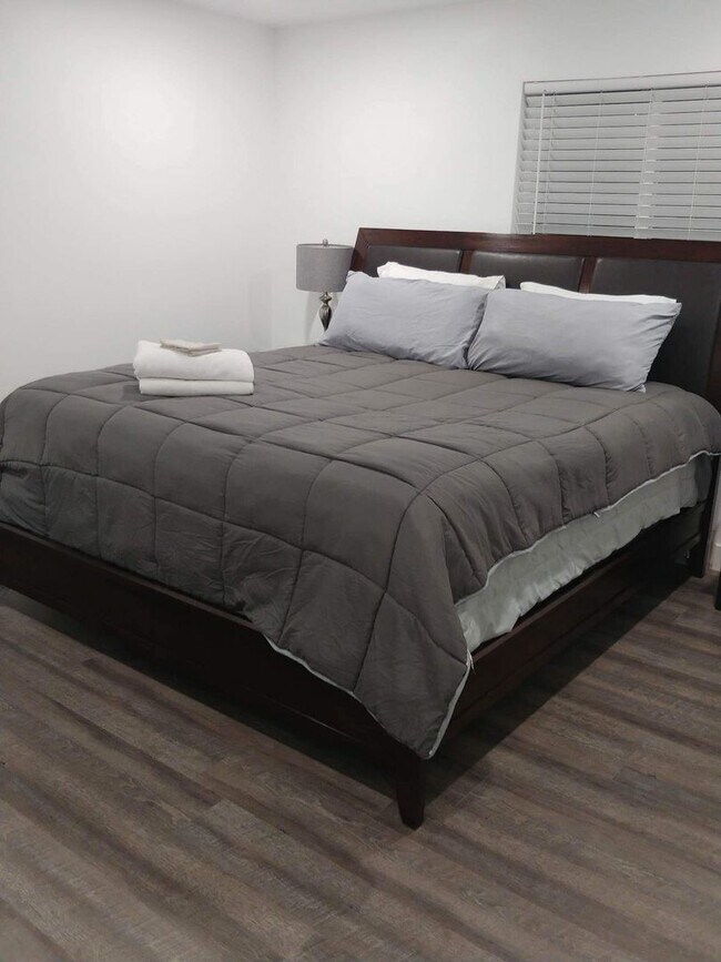 Building Photo - Spacious 4-bedroom + study home; Includes Hot tub and Pool Table - Avail. Now!