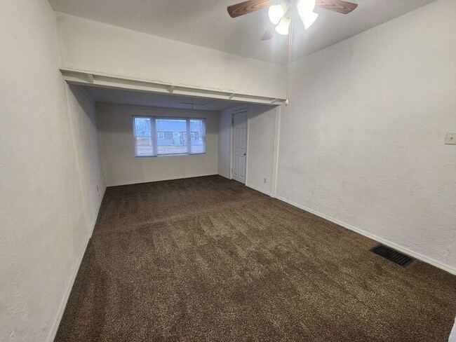 Building Photo - 2 Bedroom Home in Clinton