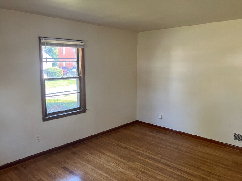 Building Photo - 2628 Lindsay Ave