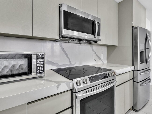 Building Photo - 3725 S Ocean Dr