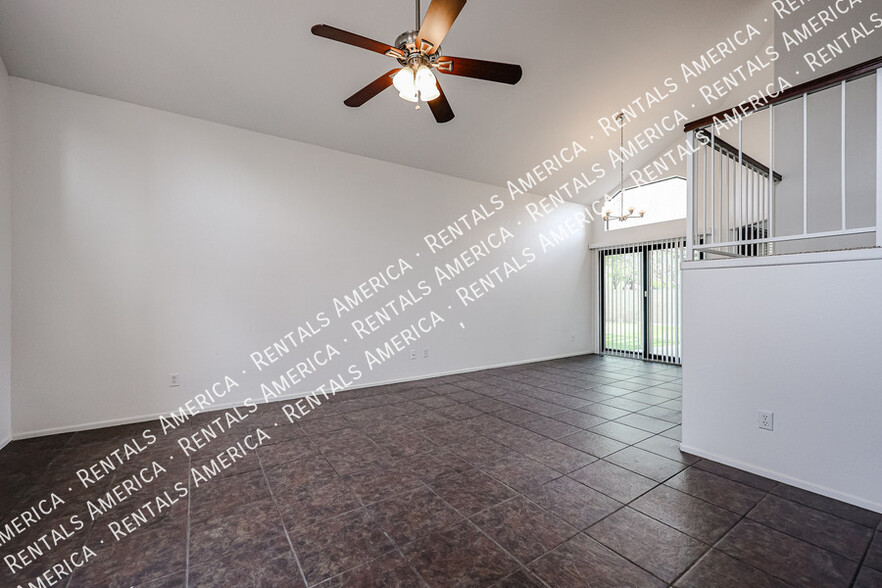 Building Photo - 967 E Rockwell Dr