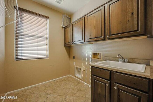 Building Photo - BEAUTIFUL SURPRISE HOME