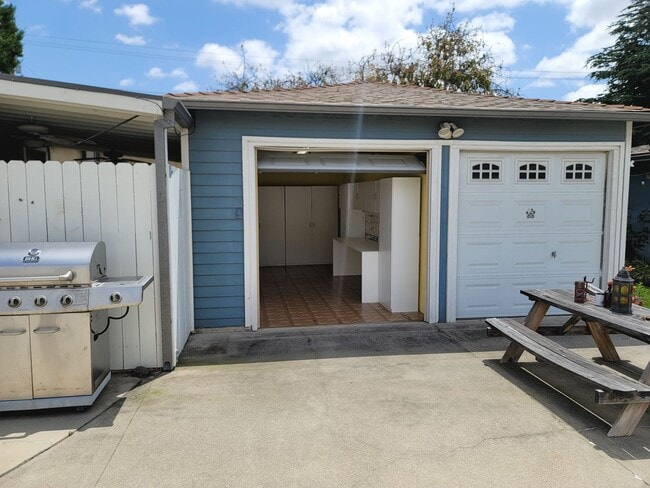 Building Photo - 422 N Shaffer St