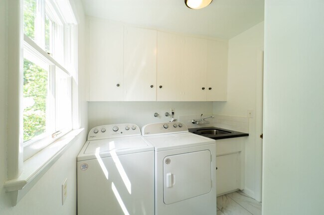 Building Photo - Newly Remodel Home in West Hills!