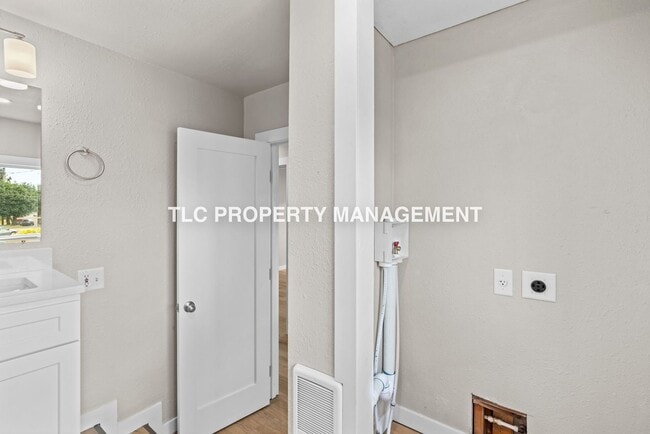Building Photo - 227 S 6th St
