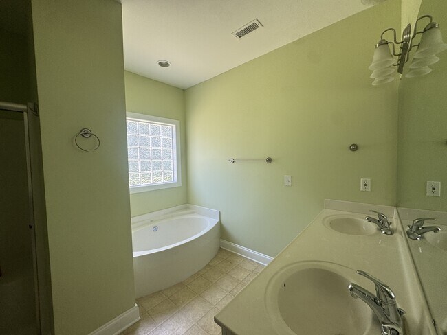 Building Photo - 210 Chadwick Shores Dr