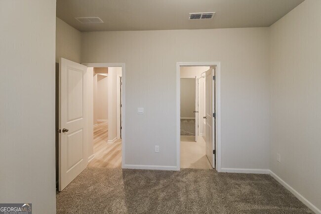 Building Photo - 5842 Un Grv Dr