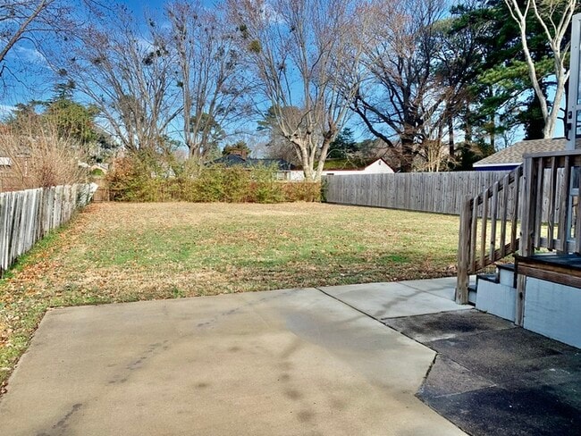 Building Photo - CHARMING 2 BEDROOM SINGLE FAMILY