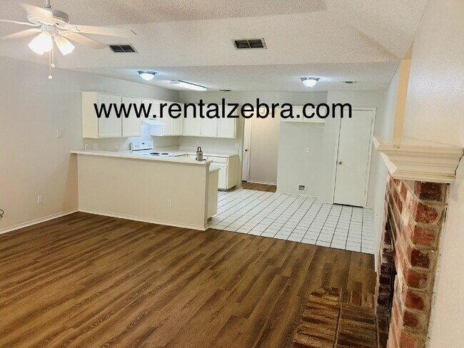 Building Photo - $2100 Lake Worth - GREAT FLOORPLAN