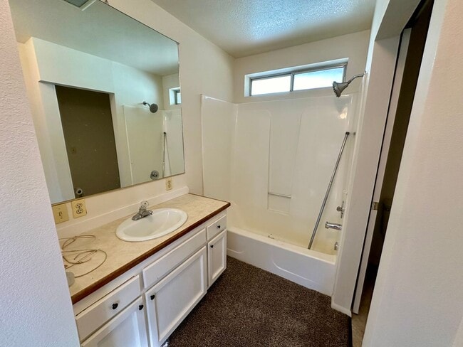 Building Photo - 2 Bedroom 2 Bathroom 2 Story House Walking...