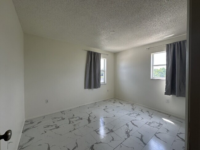 Building Photo - 4416 Englewood Rd