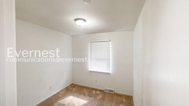 Building Photo - Beautiful 3-Bedroom Home with Modern Comforts / Pet-Friendly / Vouchers Accepted / Available Now!