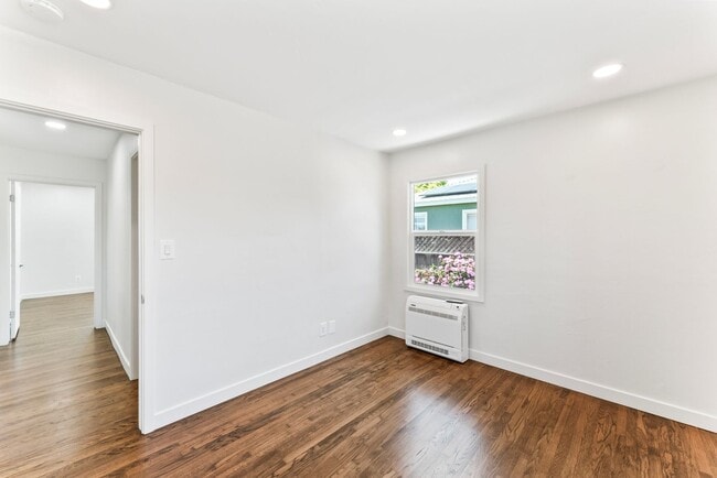 Building Photo - Nicely Remodeled 3 Bed 2 Bath in West Chul...