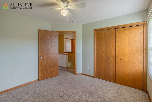 Building Photo - Spacious Duplex ~ Open Kitchen with Breakfast Bar!