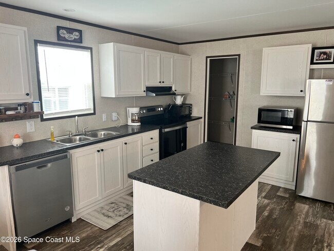 Building Photo - 194 Holiday Park Blvd NE